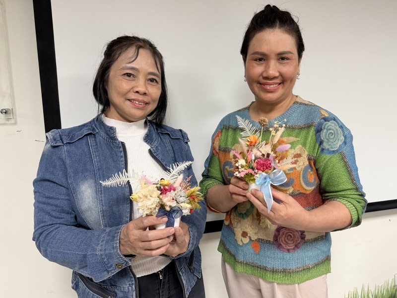 把思念做成一束花　新住民以永生花提前歡慶母親節